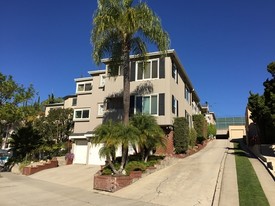 3373 Rowena Avenue in Los Angeles, CA - Foto de edificio - Building Photo