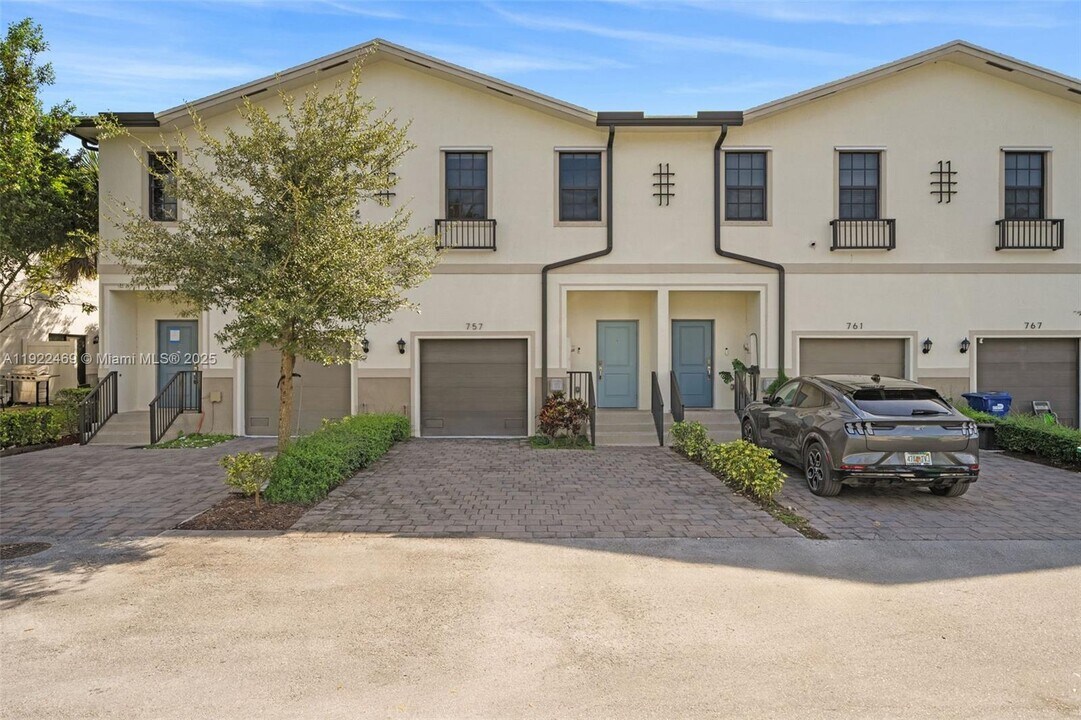 757 SW 11th St in Florida City, FL - Building Photo