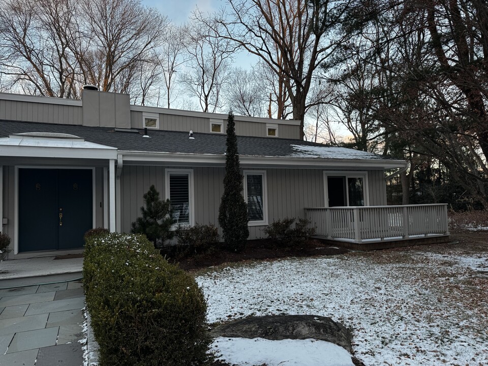 100 Oronoque Ln in Stratford, CT - Building Photo