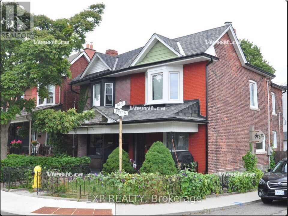 33 Page St in Toronto, ON - Building Photo