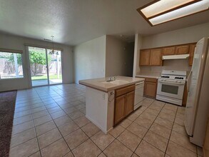 944 W Russell Ave in Visalia, CA - Building Photo - Building Photo