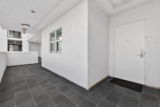 15051 Royal Oaks Ln in North Miami, FL - Building Photo - Building Photo