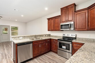910 Shady Ln in Conroe, TX - Building Photo - Building Photo