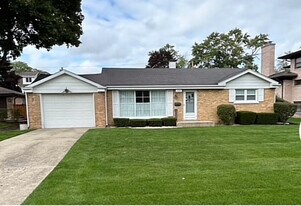 2244 Scott Rd in Northbrook, IL - Building Photo