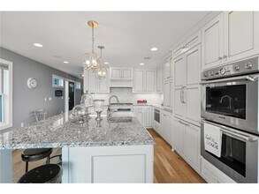 4018 Sunset Dr in Spring Park, MN - Foto de edificio - Building Photo