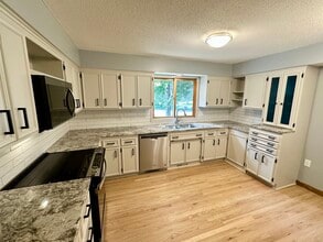 7301 Glouchester Dr in Minneapolis, MN - Building Photo - Building Photo