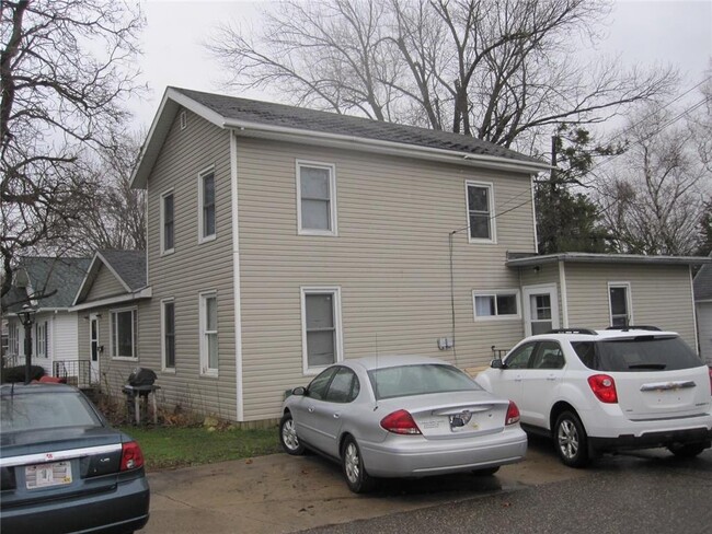 518.5 E Walnut St in River Falls, WI - Building Photo - Building Photo