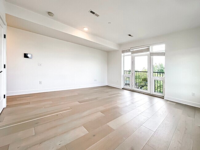 97 Bennington St, Unit #303 in Boston, MA - Building Photo - Building Photo