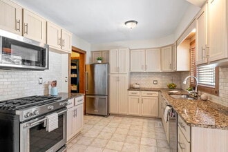 438 S Wright St in Naperville, IL - Building Photo - Building Photo