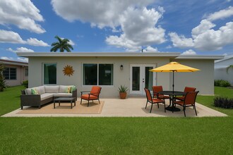 4814 NW 48th Ave, Unit A in Tamarac, FL - Foto de edificio - Building Photo