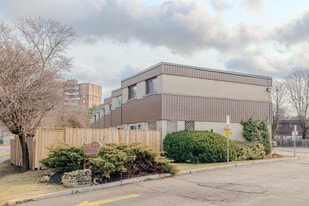 Quetico Court in Mississauga, ON - Building Photo