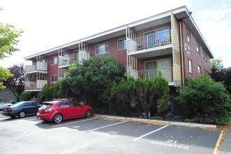 Hilltop Apartments in Seattle, WA - Building Photo - Building Photo
