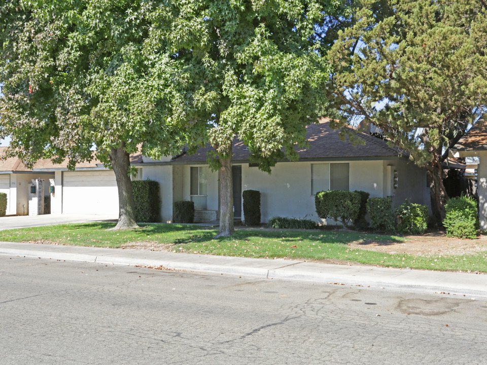 1304 Pierce Dr in Clovis, CA - Foto de edificio