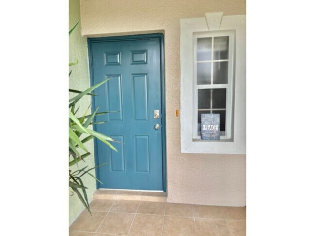 3647 Pine Oak Cir in Ft. Myers, FL - Building Photo - Building Photo