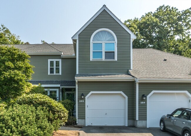 285 Bishops Forest Dr in Waltham, MA - Building Photo - Building Photo