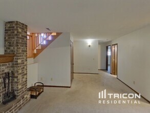 1701 116th St E in Burnsville, MN - Foto de edificio - Building Photo