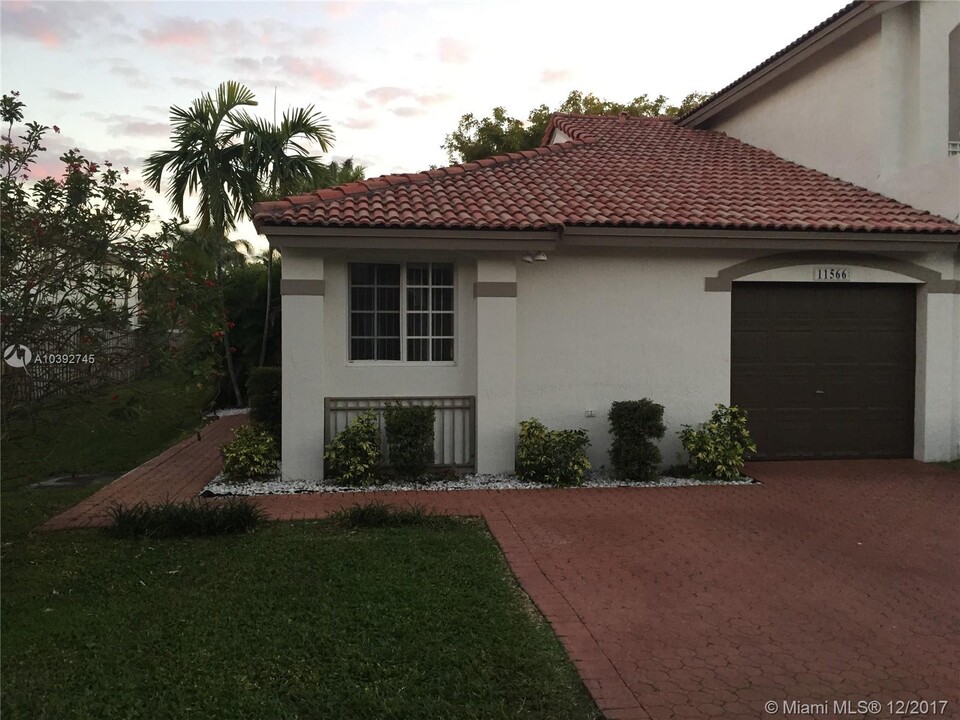 11566 NW 51st Ln in Doral, FL - Foto de edificio