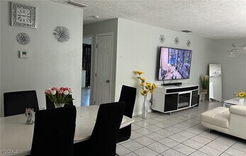 4912 York St in Cape Coral, FL - Foto de edificio - Building Photo