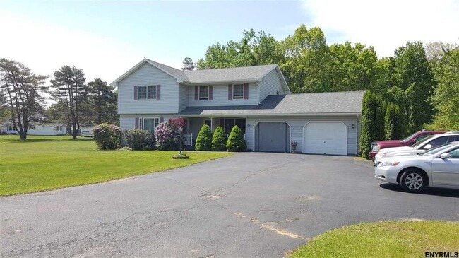 78 Lower Newtown Rd in Waterford, NY - Foto de edificio - Building Photo