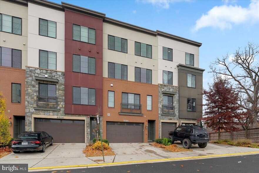 4902 Trail Vista Ln in Chantilly, VA - Foto de edificio