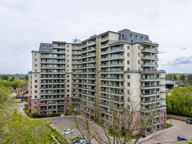 Iron Horse Towers in Kitchener, ON - Building Photo - Building Photo