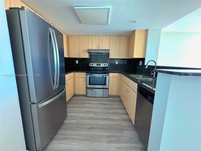 3000 Coral Way, Unit 816 in Coral Gables, FL - Foto de edificio - Building Photo
