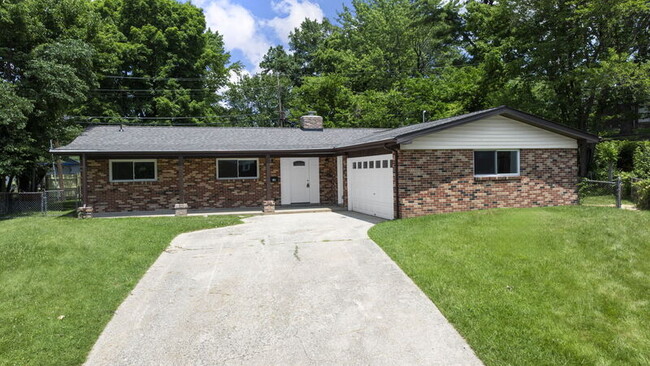 100 N Cardinal Ln in St. Charles, MO - Foto de edificio - Building Photo