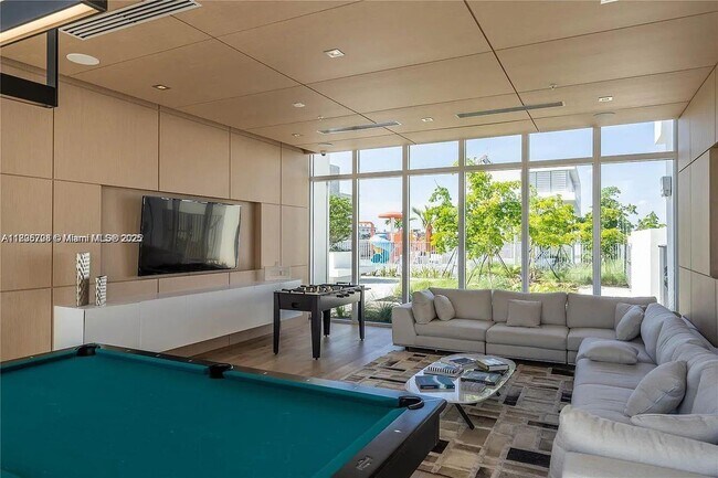 10245 NW 63rd Ter in Doral, FL - Building Photo - Building Photo