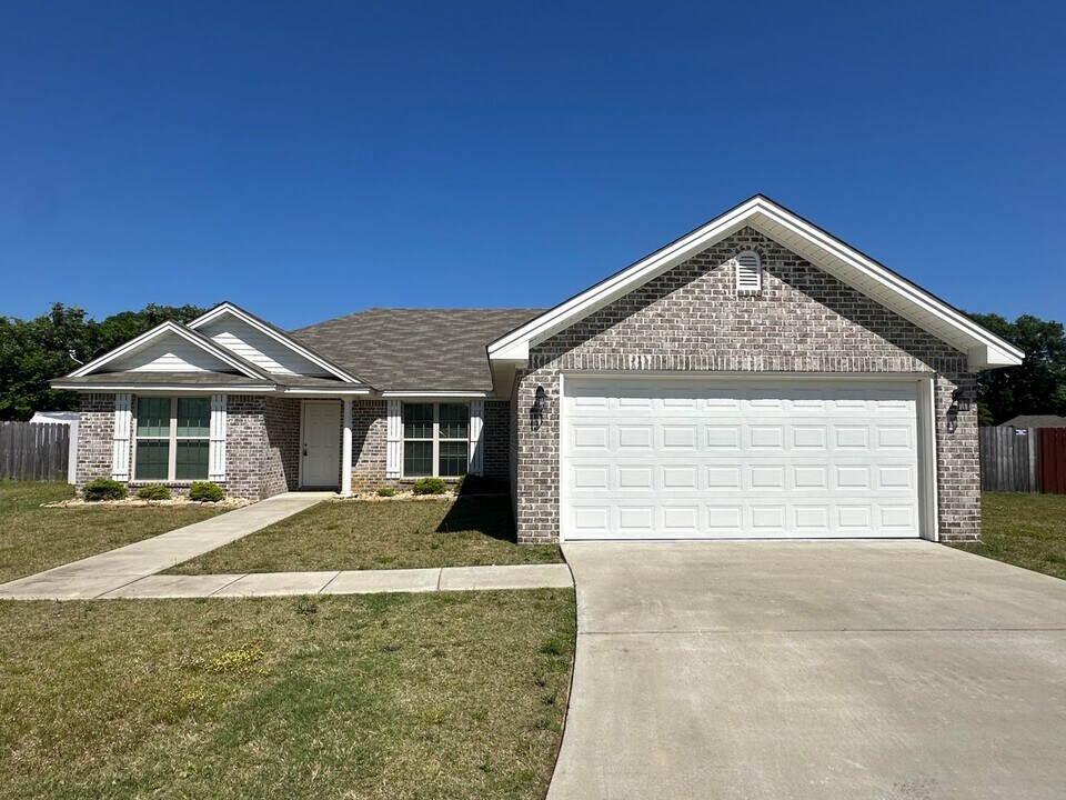 821 Sunset Ct in Prattville, AL - Foto de edificio