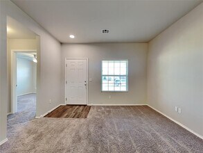 2033 W Hunters Springs Way in Mustang, OK - Building Photo - Building Photo