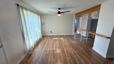 310 SW 122nd St in Seattle, WA - Foto de edificio - Building Photo