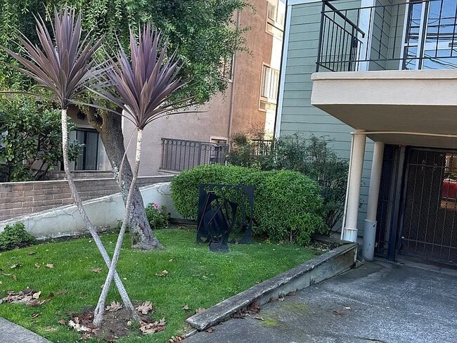 1405 Oak Grove Ave, Unit 106 in Burlingame, CA - Building Photo - Building Photo