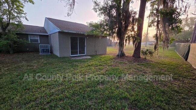 2121 S San Gully Rd in Lakeland, FL - Foto de edificio - Building Photo