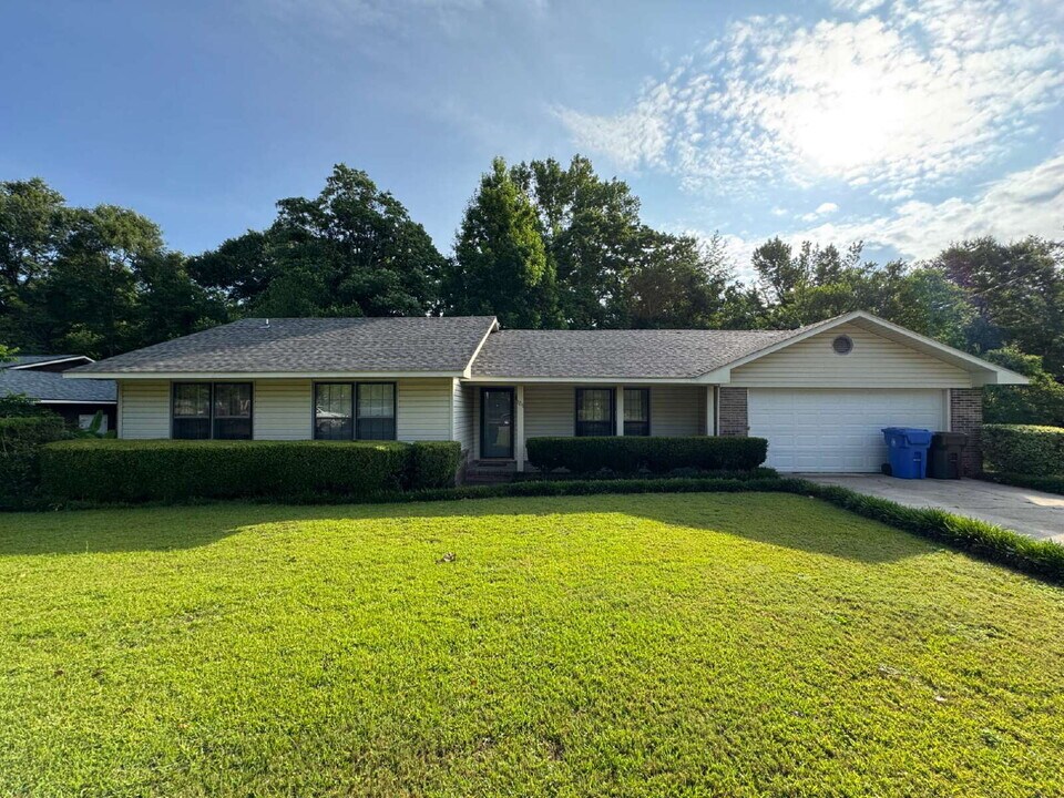 1217 Avondale Dr in Dothan, AL - Building Photo