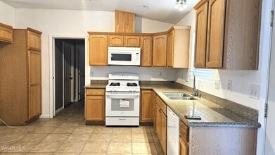 10648 Peach Ave in California City, CA - Building Photo - Building Photo