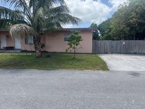 1910 SW 99th Ave in Miramar, FL - Foto de edificio - Building Photo