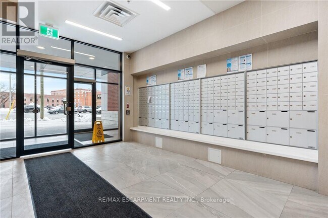 1 Wellington St in Brantford, ON - Building Photo - Building Photo