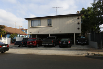 6041 Carlton Way in Los Angeles, CA - Building Photo - Building Photo