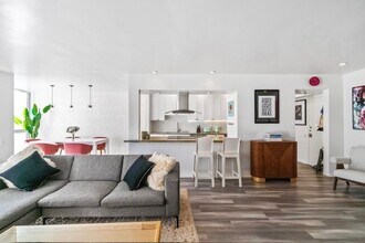 1015 Kings Rd in West Hollywood, CA - Building Photo - Building Photo