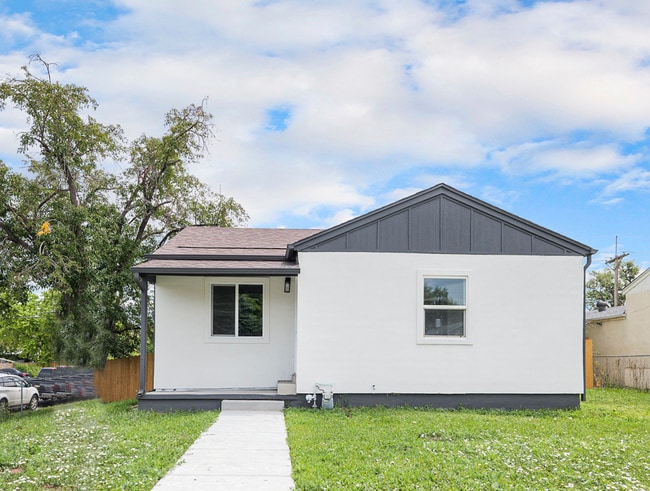 property at 2 S Knox Ct