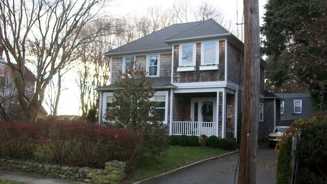 29 Ash St in Locust Valley, NY - Building Photo - Building Photo