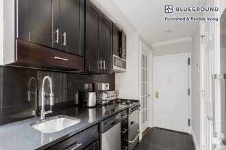 120 Christopher St in New York, NY - Building Photo - Building Photo