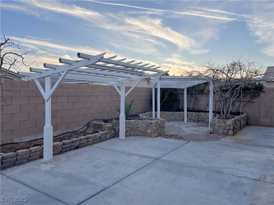 8215 Buffalo Ranch Ave in Las Vegas, NV - Building Photo