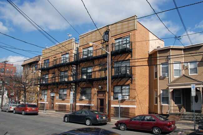 98-106 Harmon St in Jersey City, NJ - Building Photo - Building Photo