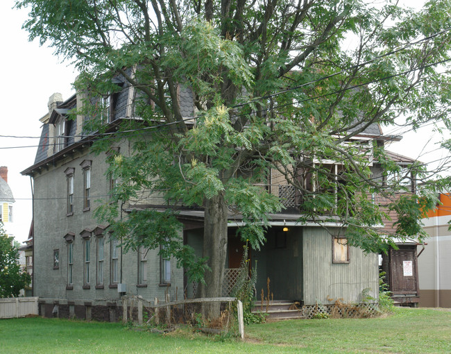 715 W 3rd St in Williamsport, PA - Foto de edificio - Building Photo