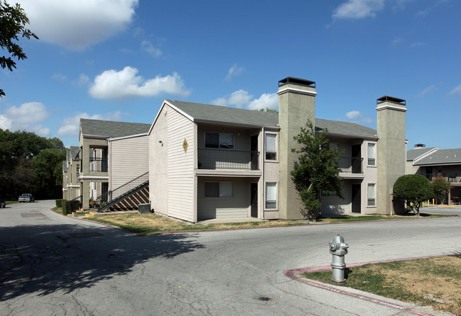 Amber Dawn Apartments in Dallas, TX - Foto de edificio - Building Photo