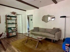 1529 N Hobart Blvd, Unit 1529 in Los Angeles, CA - Building Photo - Building Photo