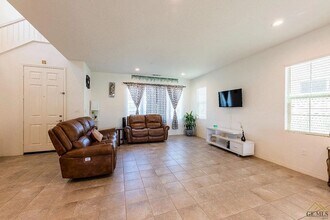 11813 Campus Park Dr in Bakersfield, CA - Building Photo - Building Photo