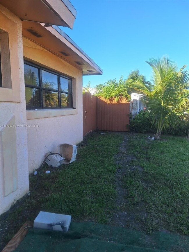 115 NW 193rd St in Miami, FL - Building Photo - Building Photo