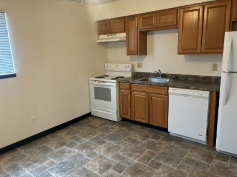 5016 1st Ave NW in Cedar Rapids, IA - Building Photo